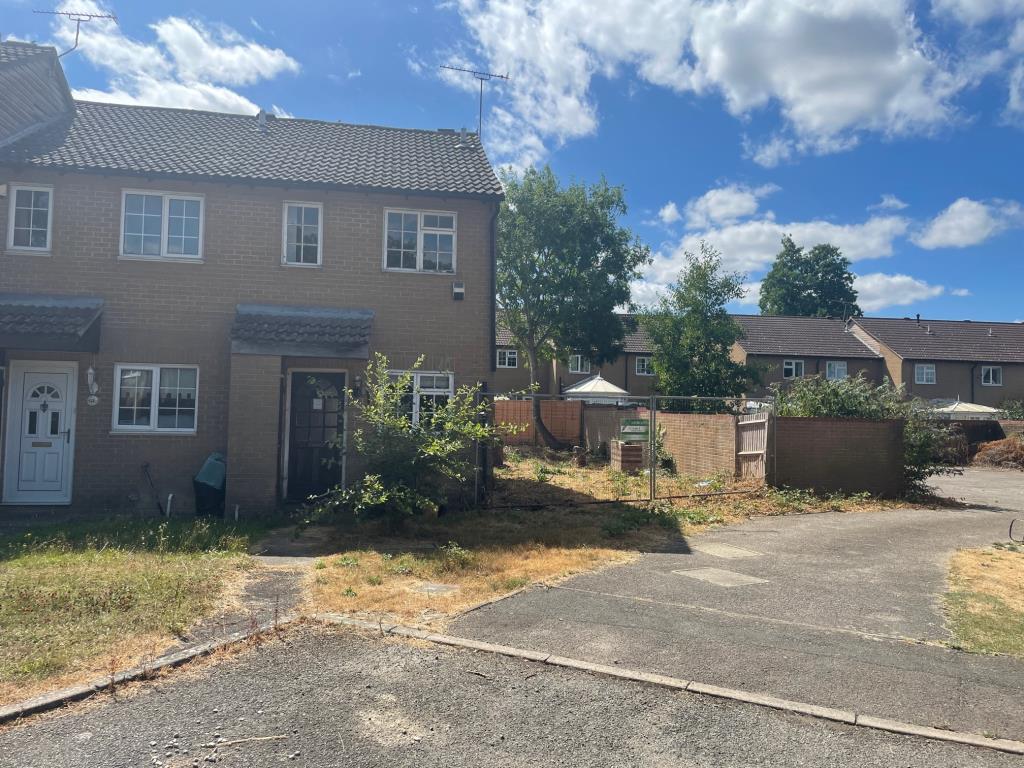 Lot: 150 - TERRACE HOUSE FOR IMPROVEMENT AND ADJACENT PLOT WITH PLANNING SUBMITTED FOR AN ADDITIONAL DWELLING -